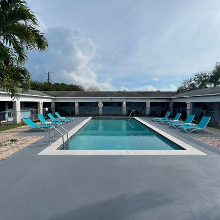 Hollywood Gardens Inn & Suites Экстерьер фото