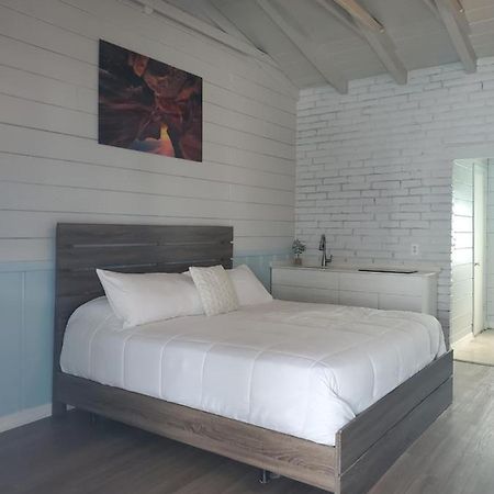 Hollywood Gardens Inn & Suites Экстерьер фото