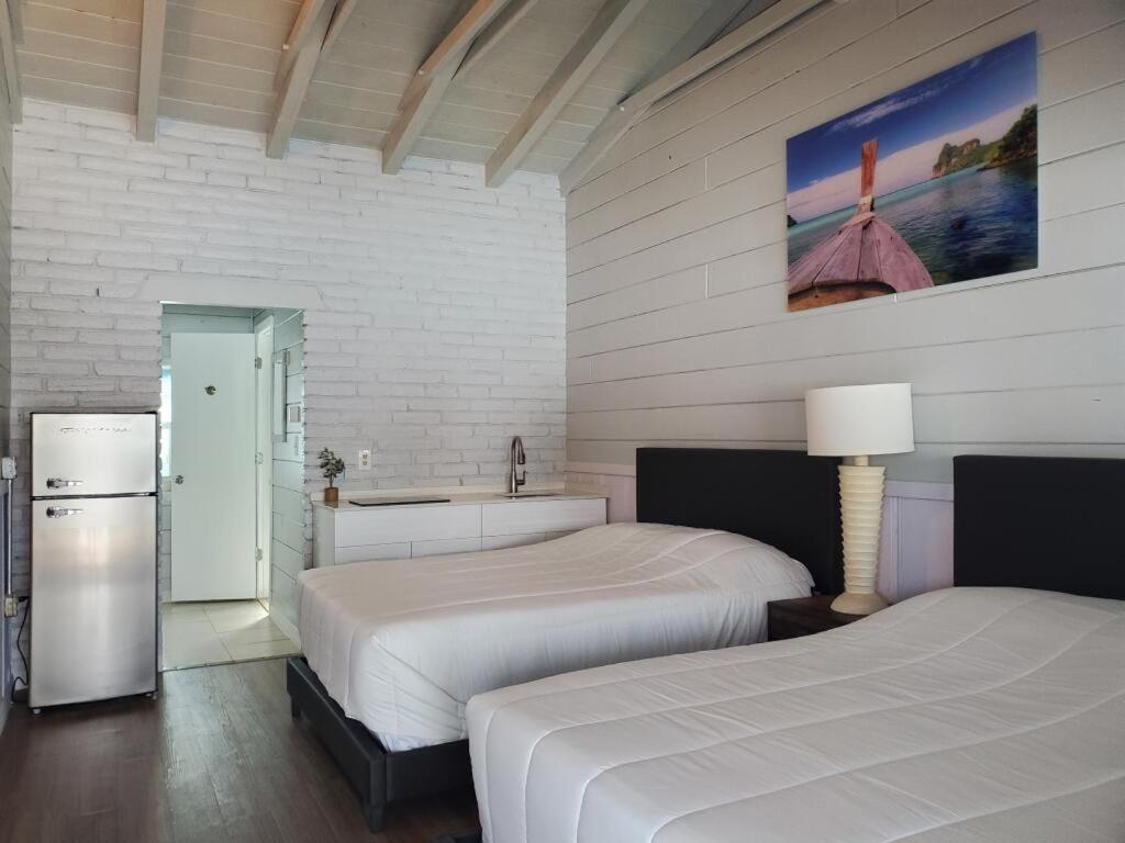 Hollywood Gardens Inn & Suites Экстерьер фото